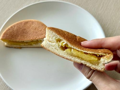 栗あんの甘みに、求肥のもちもち感がプラスされたあんぱん