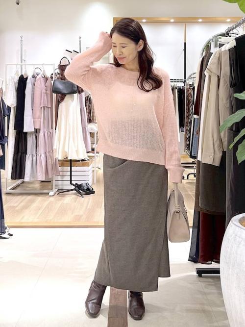 ブラウンのショート丈ストレッチブーツは万能でフェミニンコーデにもぴったり 出典:WEAR