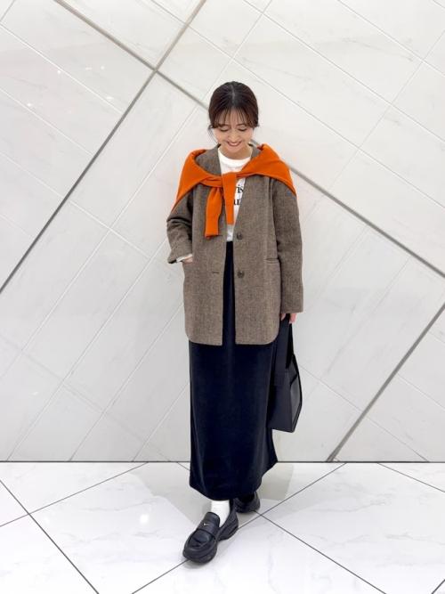 ツイードジャケット×オレンジニットの肩巻きがアクセントに　出典：WEAR
