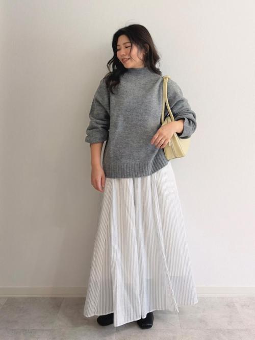 ゆったりニットに薄手のスカートを合わせて、メリハリをつけて 出典:StyleHint