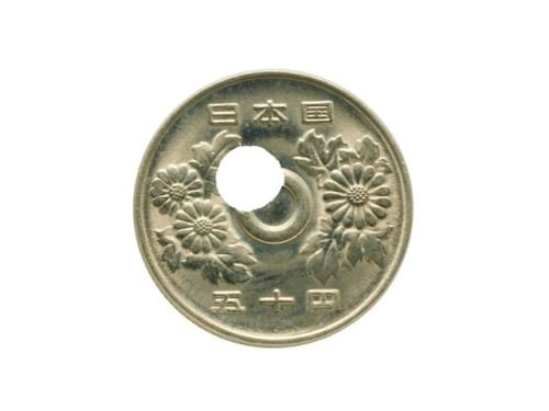 38万円（手数料込みで44万2700円）で落札された実際の50円玉（表面） ※画像：第130回入札誌「銀座」 Lot番号：483 50円白銅貨 平成3年 穴ズレエラー