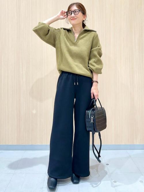 ニットの大きめ襟で小顔効果もアップ 出典:StyleHint