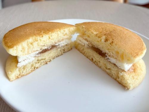 ふわふわのパンケーキ生地に、チーズクリームとハニーレモンソースがサンドされています