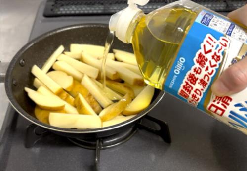 日清ヘルシークリア_フライドポテトを揚げる様子