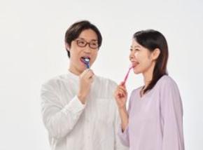 夏の疲れがお口に出る！？季節の変わり目の口臭ケアに舌ブラシを活用　歯磨きだけでは取り切れない「舌汚れ」対策についてSHIKIEN公式HPにて公開