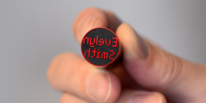 アルファベットで作るはんこレトロでポップな「正方英字体TETRA」の印鑑が登場