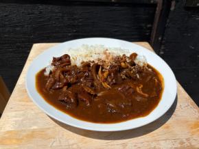【牛すじじゃない】馬の赤すじで作る唯一無二の「馬とろすじカレー」。 馬肉屋のカレーが代々木八幡にオープン!