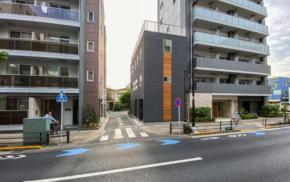 【狭小地15坪】大通り沿いでもプライバシーと開放感を両立！大型SUV対応のビルトインガレージと段違い設計で空間を最大化した3階建てデザイン住宅が竣工