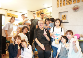 「このうどん屋さんに行きたい。でも、段差があって……」その一言から、職員が動いた。