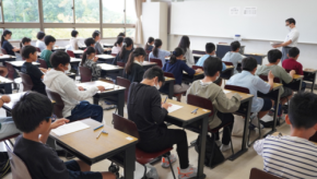 小学5・6年生を対象とした無料の「体験模試」を実施 入試会場となる教室での経験で、入試本番の緊張を軽減