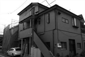 築30年の戸建てを完全分離型二世帯住宅へ!住まいの中心に「R壁」が映える、デザインと住宅性能を両立した劇的リノベーション
