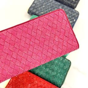 【最も美しいお財布】ガルーシャ専門ブランド「BAHARI」が「イントレチャート長財布」を全面刷新!さらなる開運を願った「ピンク×海蛇ゴールド」の特別品も同時発売