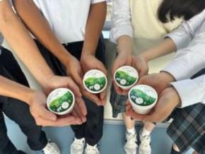 「黒いジェラートで、地域を黒字に。」米沢の高校生が「炭の雪」を開発 炭×ヨーグルト×山形県産ラ・フランスの新商品、9月26日に200個限定で販売