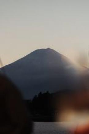 富士山と紅葉に染まる、秋の河口湖へ 湖上レストラン「HAMANASHI HOUSEBOAT」にて4日間限定「紅葉ガストロノミークルーズ」を10月31日から開催