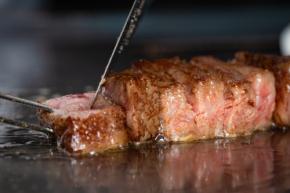 淡路島の夜は鉄板で焼けるお肉の香り、朝はバターの香りシェフが目の前で焼き上げる、淡路牛フィレと黒毛和牛ロース6名様まで1室「THE GOAT AWAJI」の1泊2食付き