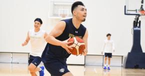 琉球ゴールデンキングス「192cm・佐土原遼」の加入が“規約変更”の天皇杯で生きるワケ…戦術幅に広がりをもたらすか