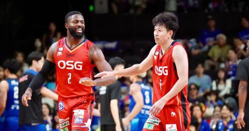 大会2連覇を果たした三遠ネオフェニックスのデイビッド・ヌワバ(左)と大浦颯太
