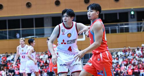 名古屋ダイヤモンドドルフィンズの小澤飛悠(左)と広島ドラゴンフライズの佐藤涼成