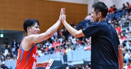 広島ドラゴンフライズの佐藤涼成(左)と朝山正悟HC