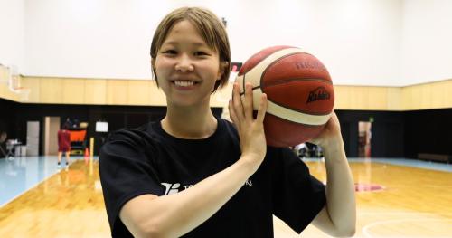笑顔を見せる東藤なな子