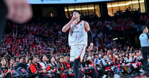 ポーズを決める千葉ジェッツの渡邊雄太