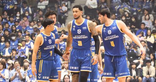 キャリアハイ32得点を記録した滋賀レイクスのザック・オーガスト(中央)