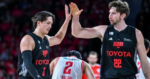 ハイタッチをするアルバルク東京のテーブス海（左）とライアン・ロシター