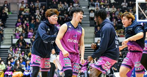 喜びを見せる福島ファイヤーボンズの中野司