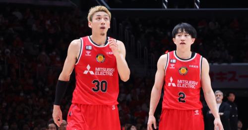 （左から）名古屋ダイヤモンドドルフィンズの今村佳太と齋藤拓実