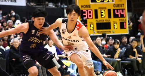 大阪エヴェッサの牧隼利（右）