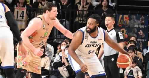 琉球ゴールデンキングスのジャック・クーリー(左)とシーホース三河のダバンテ・ガードナー