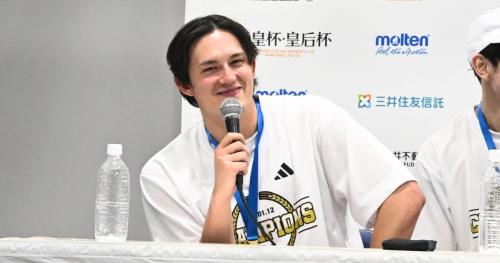 天皇杯で優勝した笑顔を見せるアルバルク東京のテーブス海