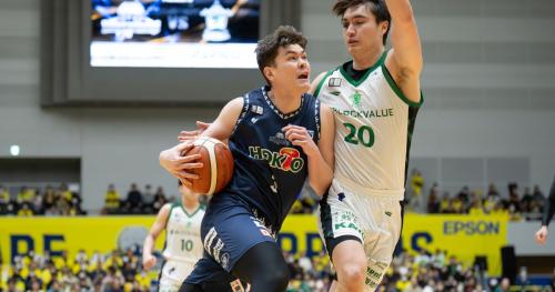 信州ブレイブウォリアーズのエリエット・ドンリー（左）