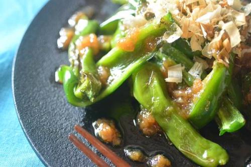 今回は美味しいビールと夏野菜のおつまみで感じてほしい、そんなレシピのご紹介です。旬のしし唐とピーマンのほろ苦さ、梅の酸味は好相性。さあ、お仕事パパッと片付けて、おうちに帰ってパパッと焼いちゃいましょ♪