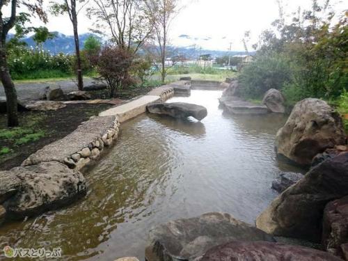 単純硫黄温泉の足湯。タオルをお忘れなく!