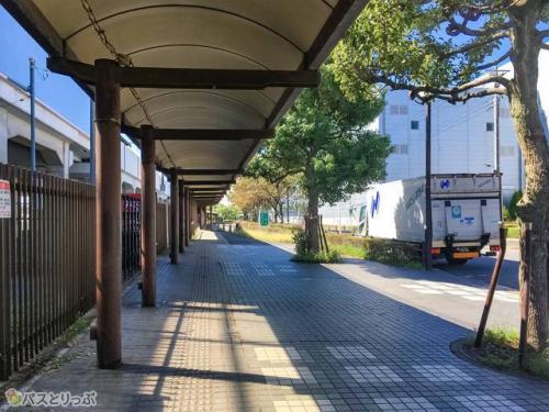 駅からバス停への道