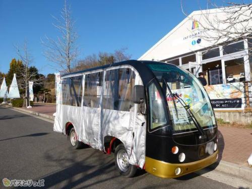 園内を移動するトラムカー