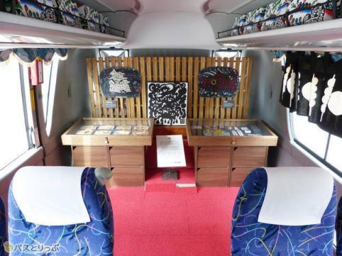 車両後方のミニ美術館