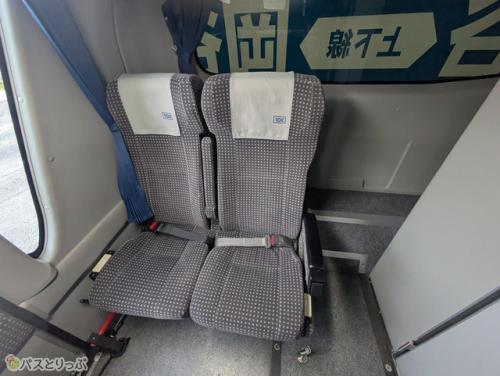 シートベルトは、窓側が黒・通路側がグレイです