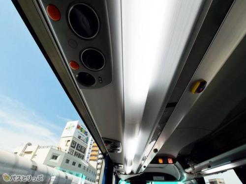 降車ボタンは頭上通路側
