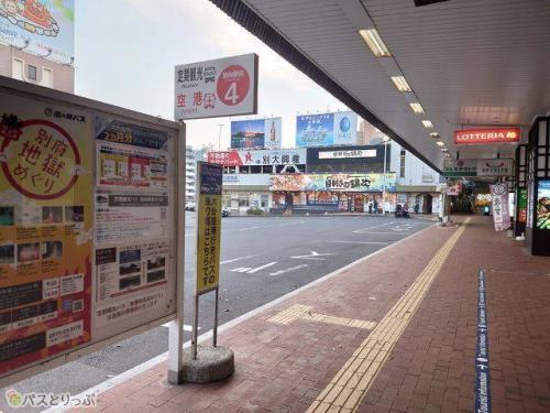 奥に5番バス乗り場があります