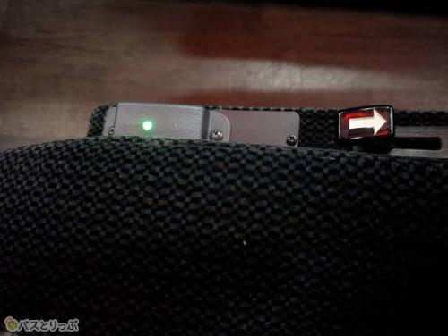 緑の灯りはUSB充電ポート、矢印はリクライニングスイッチ