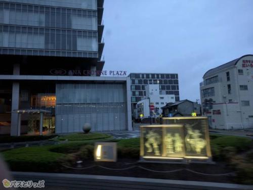 カーテンの隙間からチラッと見えた岡山駅