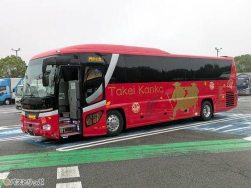 真っ赤な車体に描かれた「駕籠(かご)かき」が目印