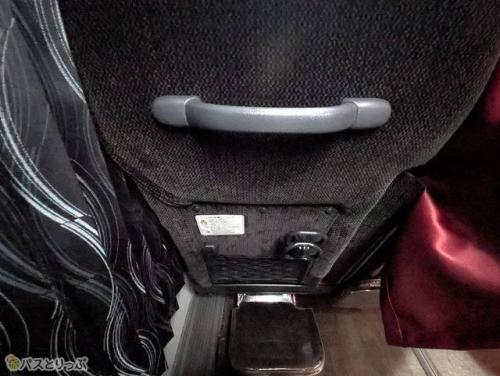 シート下の方には足のむくみ予防になるフットレスト