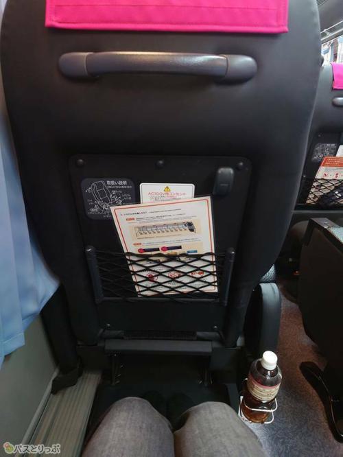 座席前には網ポケットとドリンクホルダー.jpg
