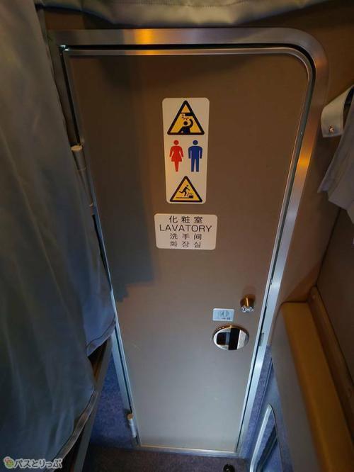 車両中ほどにトイレ.jpg