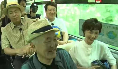 バス車内