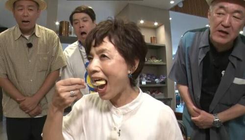 ケーキを食べる郁恵