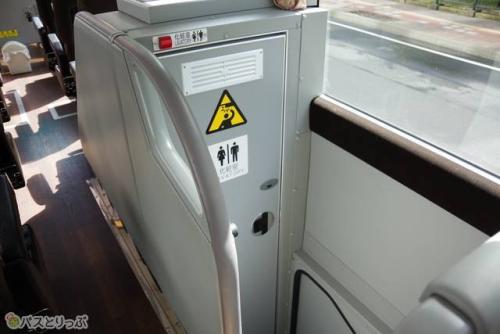 トイレは車両の前後の真ん中あたり
